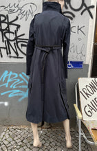Load image into Gallery viewer, Lutz Huelle trench coat in navy
